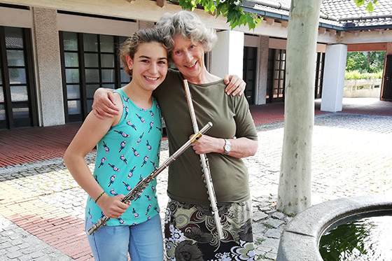 Katharina Hartig mit Flötenschülerin